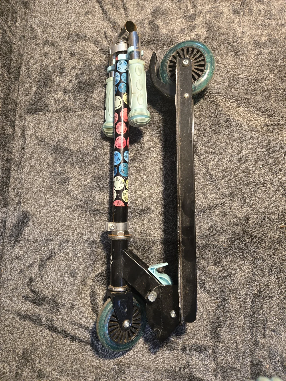 Justice Black and Teal Foldable Kids Scooter with Patterned Stem